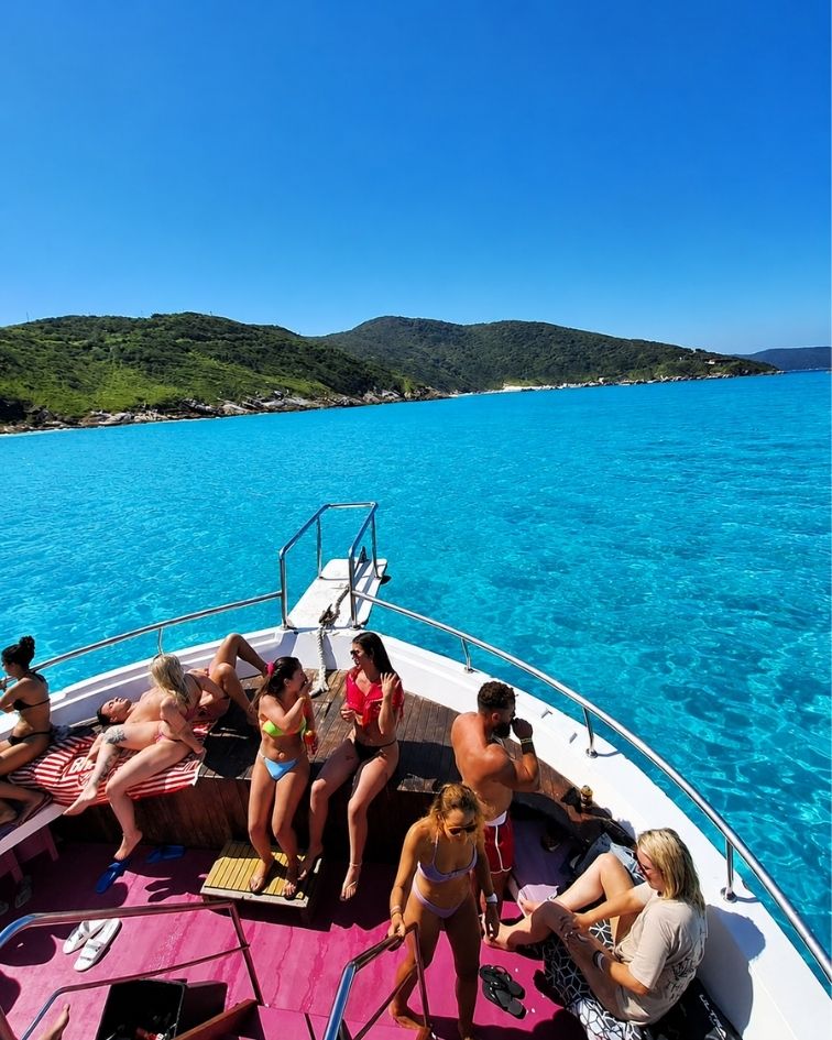 Arraial do Cabo Completo saindo do Rio de Janeiro – Barco, Transporte, Almoço e Guia de Turismo