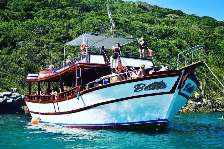 passeio de barco um dia completo ida e volta em arraial do cabo